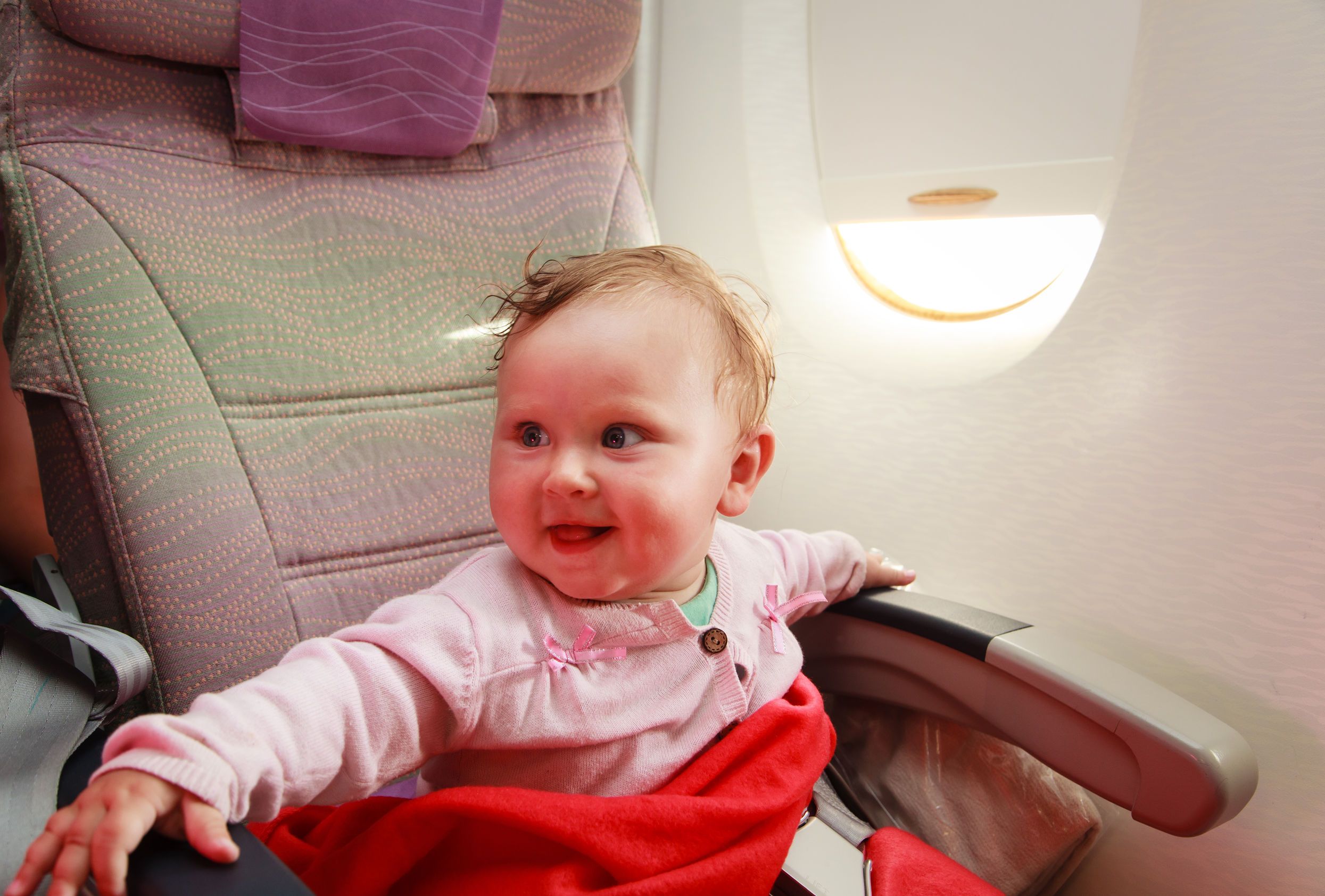 Como evitar las molestias en los oídos de los bebés en los vuelos